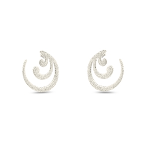 Wavy Flair μεσαία ασημένια καρφωτά σκουλαρίκια με κυματιστό μοτίφ-