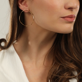 Wavy Flair gold plated studs with wavy circle-