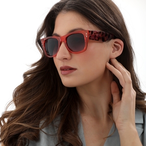 Γυαλιά ηλίου μεσαία τετράγωνισμένη μάσκα σε διάφανο κόκκινο χρώμα-